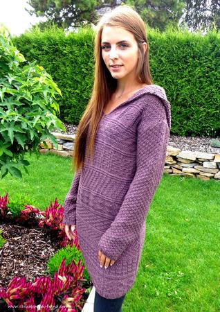 Strickanleitung für Pullover / Kleid mit Kapuze | Reliefkleid "Autumn" Beere mit Kapuze