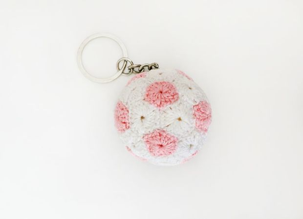 Häkelanleitung Taschenbaumler, Schlüsselanhänger "Fußball"