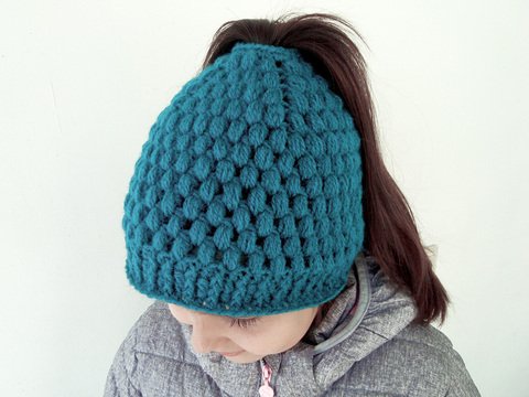 Messy bun hat with bubbles Ponytail beanie for girls and women Running toque pattern Crochet Winter cap with hair hole
