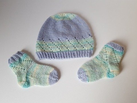 Strickanleitung Baby-Set, Baby-Söckchen und Babymütze mit Lochmuster, ca. 2 - 6 Monate