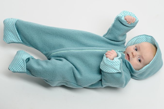 Schnittmuster für gefütterten Baby Overall mit Kapuze und Reißverschluss