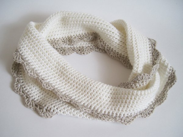 Häkelanleitung: Mädchen Damen Mütze mit Häkelblume + Möbiusschal (S, M, L)