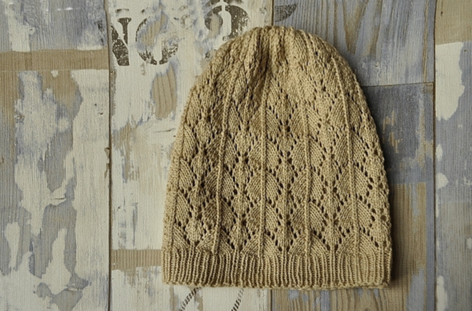 Strickanleitung Leah Set (Mütze, Tuch, Stulpen) mit schönem Lochmuster