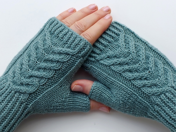 Strickanleitung: Handstulpen mit dekorativem Zopf