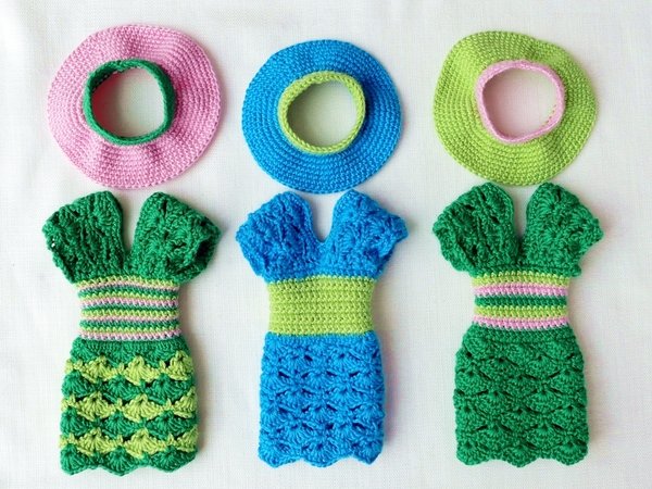 Modernes Puppenkleid mit Sommerhut für kleine Puppen - Häkelanleitung