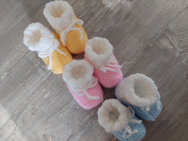 Strickanleitung Babyschuhe mit Zopfbündchen!