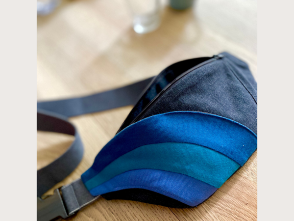 Bauchtasche mit Regenbogen-Außentasche
