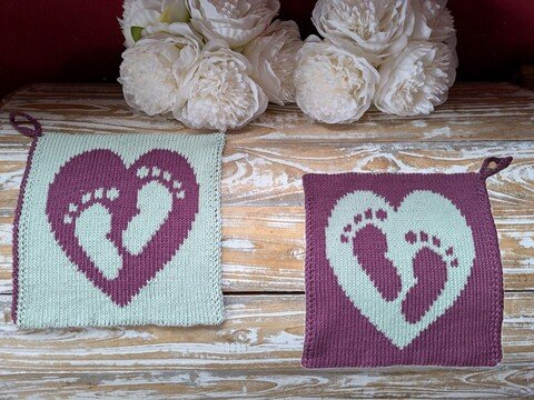 Double knitting pattern washcloth "Baby feet"