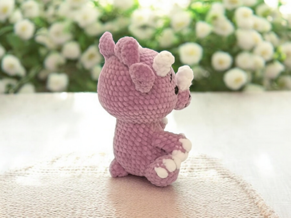 Häkelanleitung für einen plüschigen Amigurumi-Dinosaurier – PDF-Datei zum N