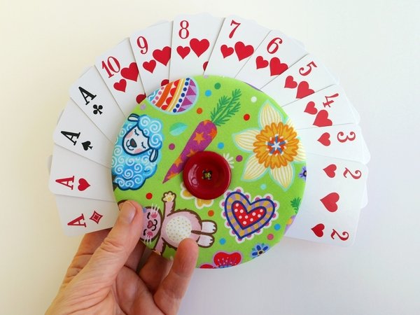 Spielkartenhalter - Schnell aus Stoffresten mit der Hand genäht