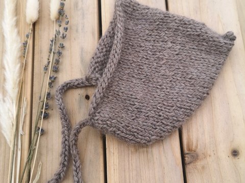 Baby hat knitting pattern / newborn Pixie bonnet / easy preemie hat