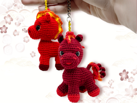 Feuriger Fohlen-Amigurumi-Schlüsselanhänger.Rotes Pferd.Häkelanleitung PDF.