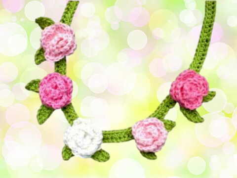 Crocheted necklace with roses for little girls